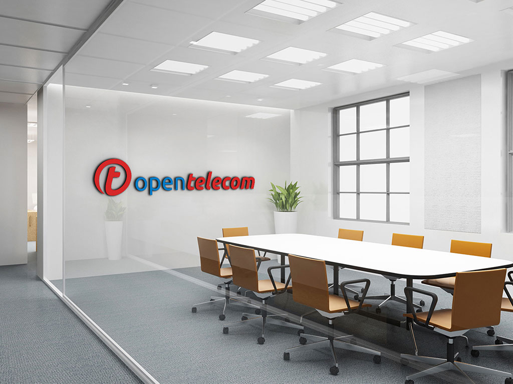 Logo Opentelecom auf der Wand eines Besprechungsraums